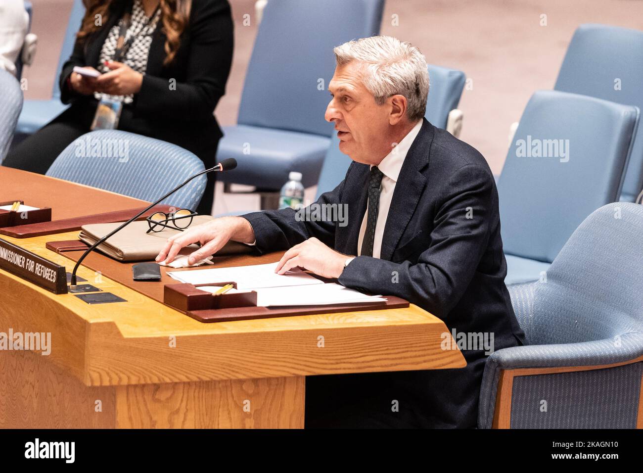 Der hohe Flüchtlingskommissar der Vereinten Nationen, Filippo Grandi, spricht während des Treffens des UN-Sicherheitsrates am 2. November 2022 vor dem UN-Hauptquartier Stockfoto