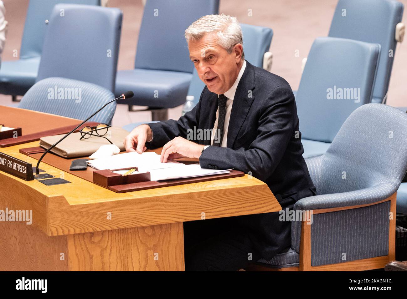 Der hohe Flüchtlingskommissar der Vereinten Nationen, Filippo Grandi, spricht während des Treffens des UN-Sicherheitsrates am 2. November 2022 vor dem UN-Hauptquartier Stockfoto