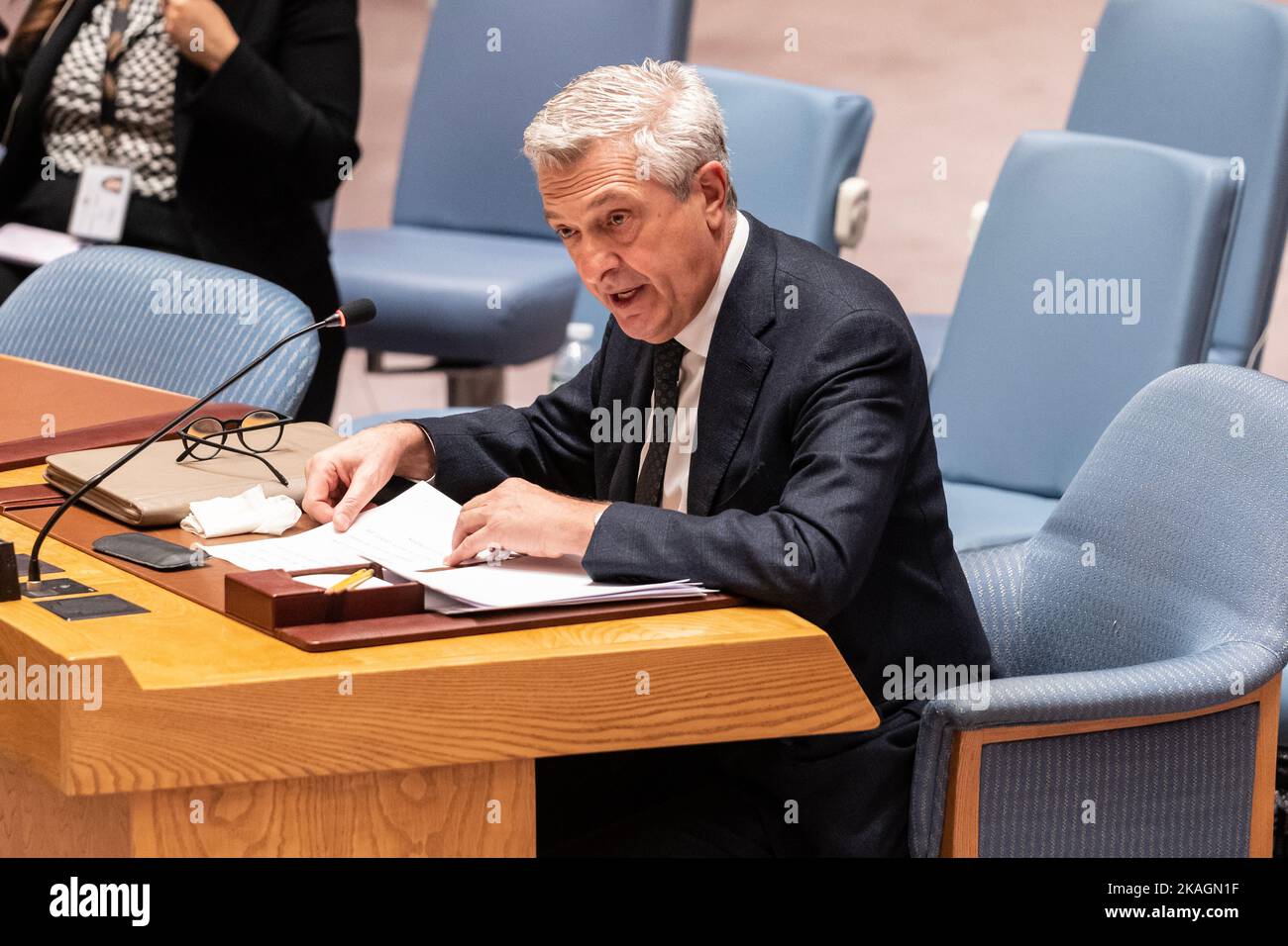 Der hohe Flüchtlingskommissar der Vereinten Nationen, Filippo Grandi, spricht während des Treffens des UN-Sicherheitsrates am 2. November 2022 vor dem UN-Hauptquartier Stockfoto