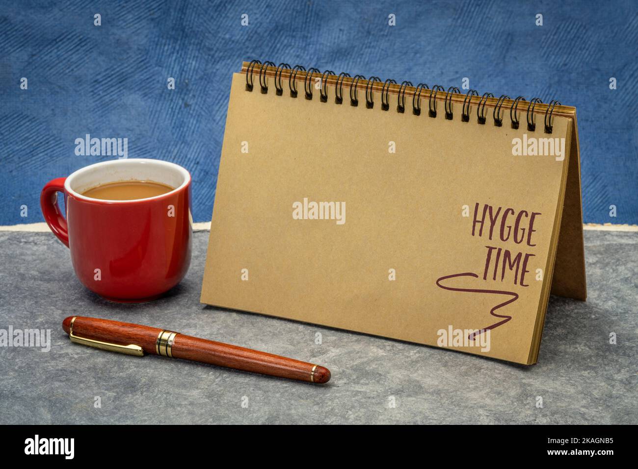 Hygge Time - handgeschriebene Notiz in einem Skizzenbuch mit einer Tasse Kaffee, dänisches gemütliches Lifestyle-Konzept Stockfoto