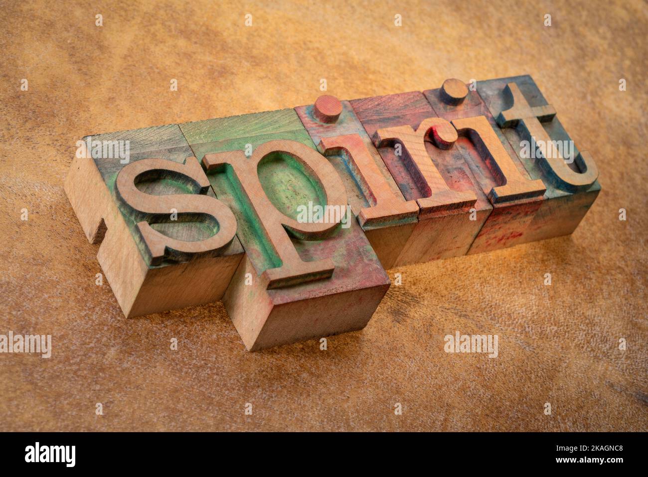 Spirit Word - Text in Vintage-Buchdruck-Holzart vor hinterleuchtetem Hintergrund, Charakter und persönlichem Entwicklungskonzept Stockfoto