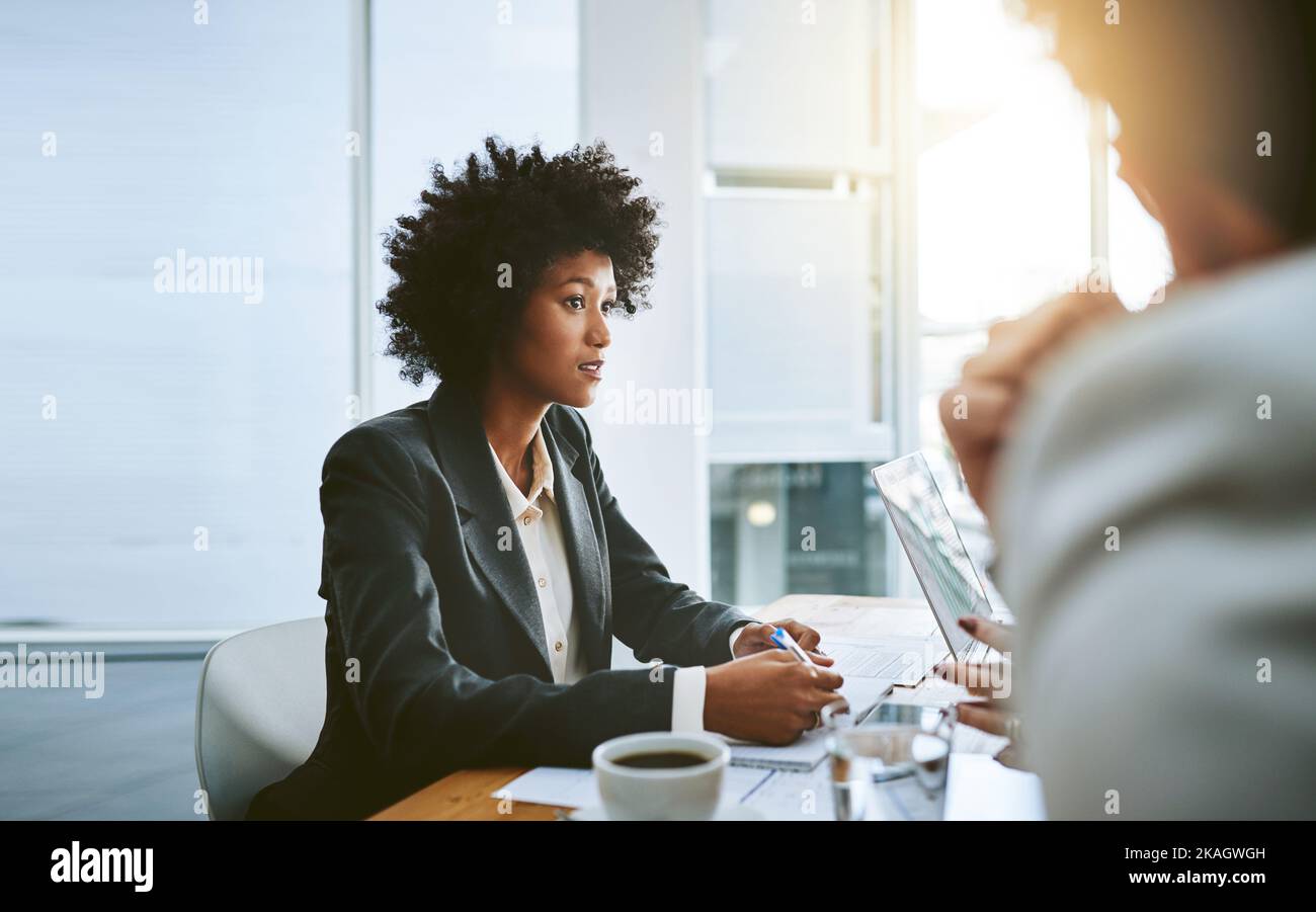 Sie kann jede Idee verkaufen. Eine Gruppe von Geschäftsleuten, die in einem Büro ein Meeting abhalten. Stockfoto