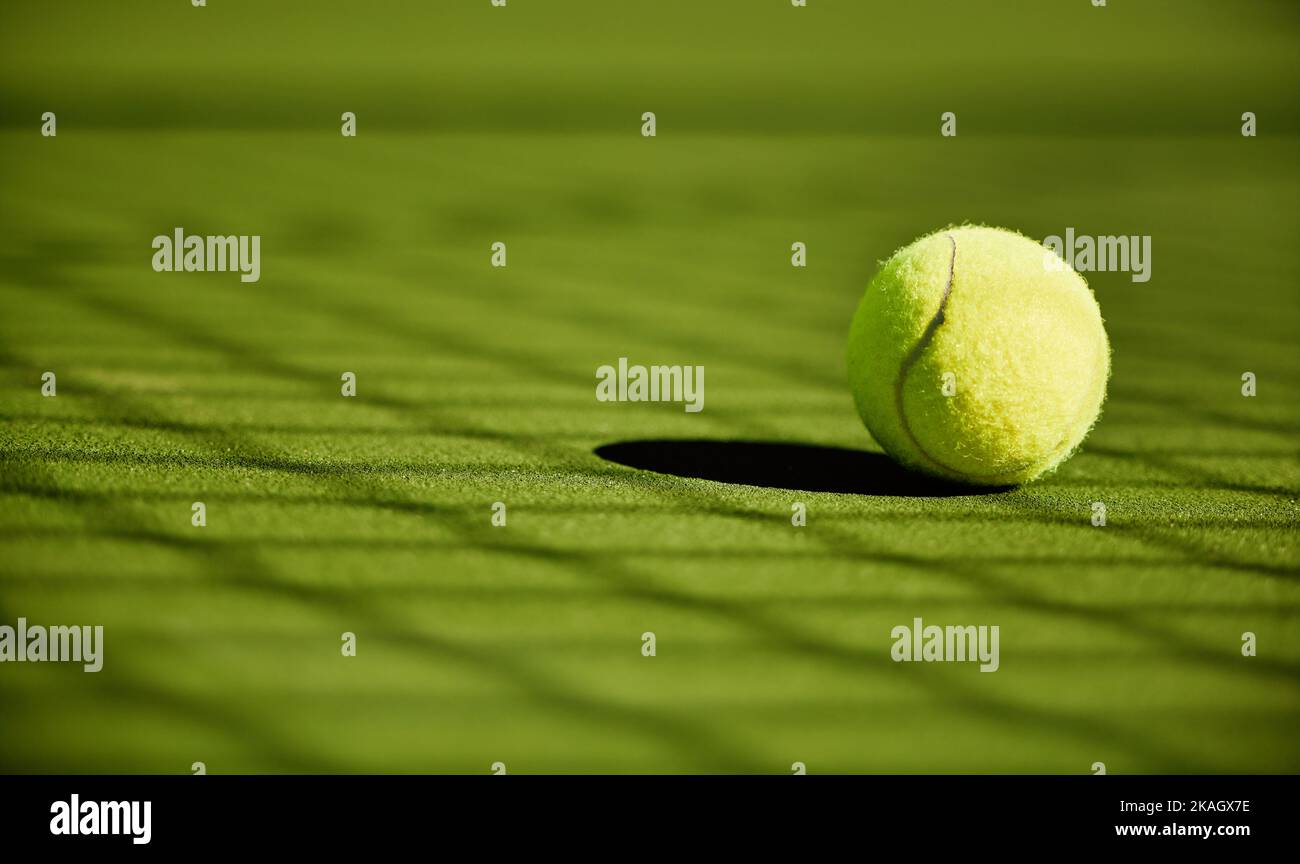 Tennis, Sport und Fitness mit Tennisball auf Rasen mit grüner Nahaufnahme und Textur, Sportmatch und Wettbewerb. Training, aktiv und Ball auf Tennis Stockfoto