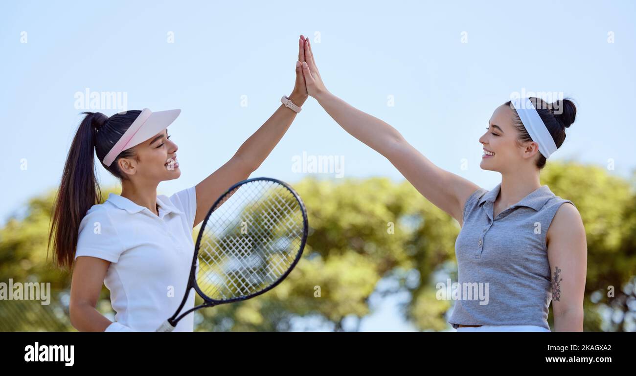 Sport-, Team-High-Five- und Tennis-Freunde freuen sich über den Sieg nach dem Spiel, über Wettkampfziele oder feiern den Erfolg einer Fitness-Partnerschaft. Support, Gewinner und Stockfoto