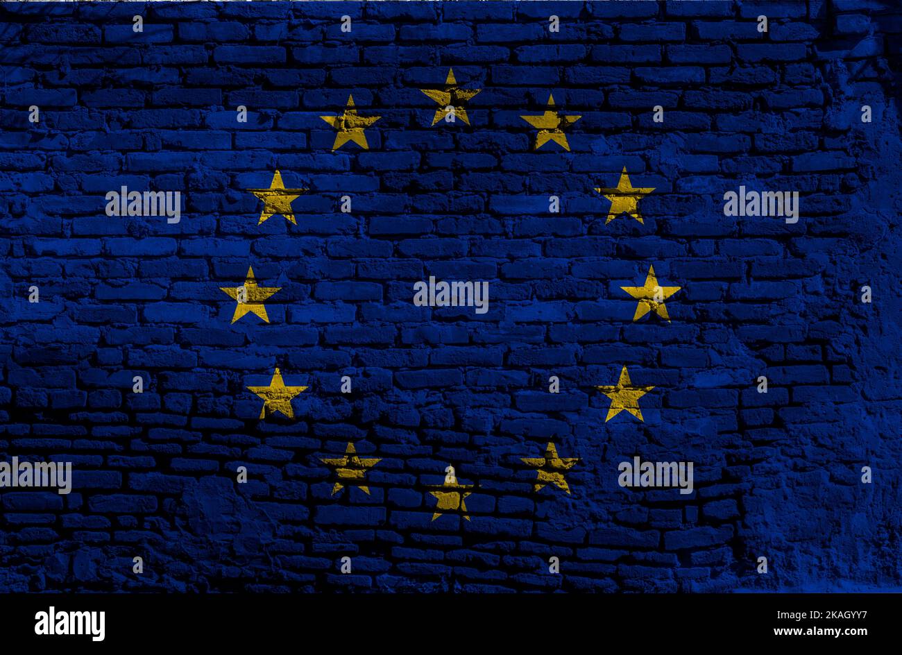 Die Europaflagge oder die Europaflagge besteht aus zwölf goldenen Sternen, die einen Kreis auf einem blauen Feld bilden. Es wurde 1955 vom Rat entworfen und angenommen Stockfoto