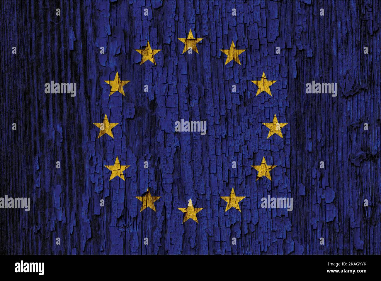 Die Europaflagge oder die Europaflagge besteht aus zwölf goldenen Sternen, die einen Kreis auf einem blauen Feld bilden. Es wurde 1955 vom Rat entworfen und angenommen Stockfoto