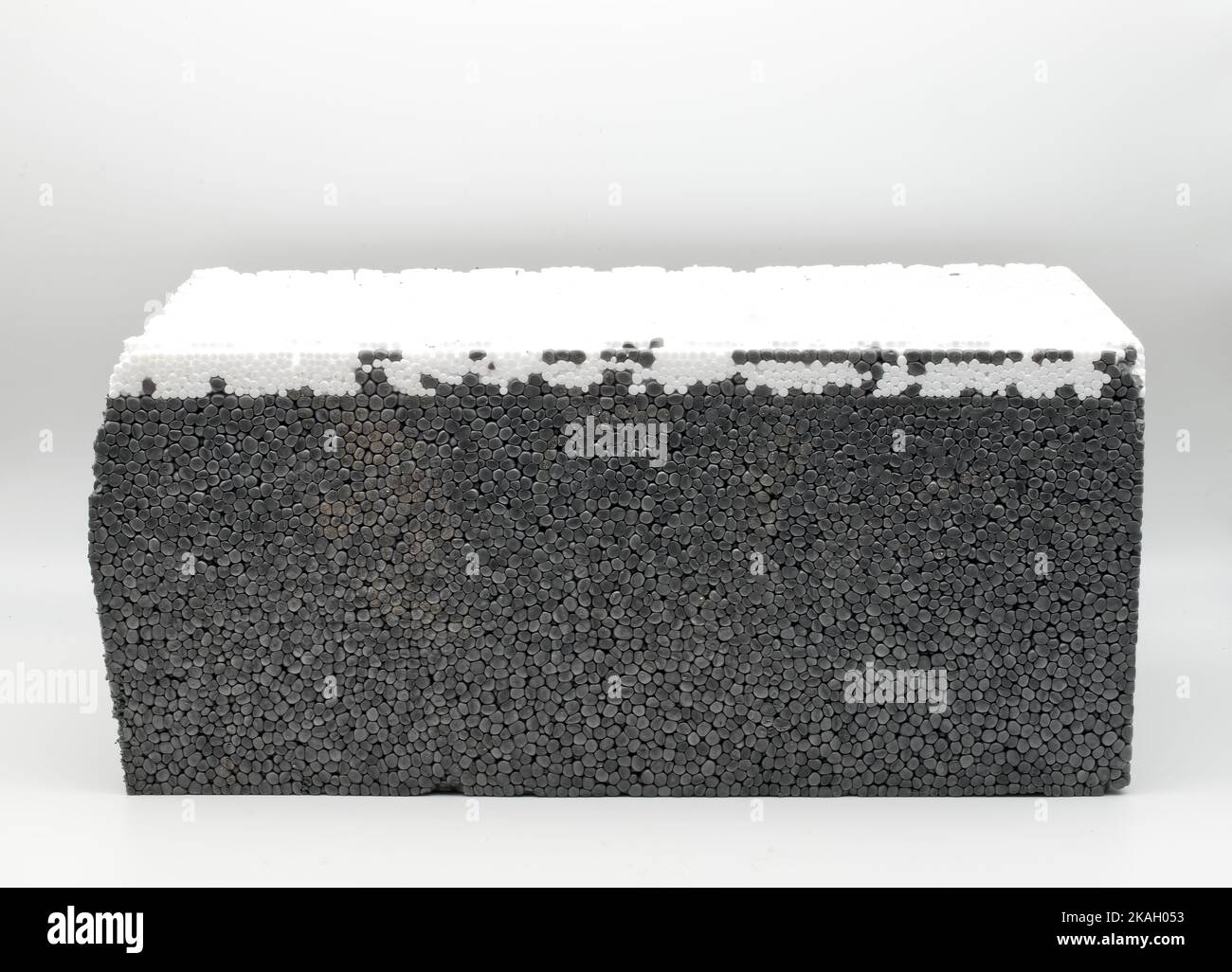 Isolierplatten aus geschäumtem Polystyrol, isoliert auf weißem Hintergrund. Energieeffizienzkonzept. Stockfoto