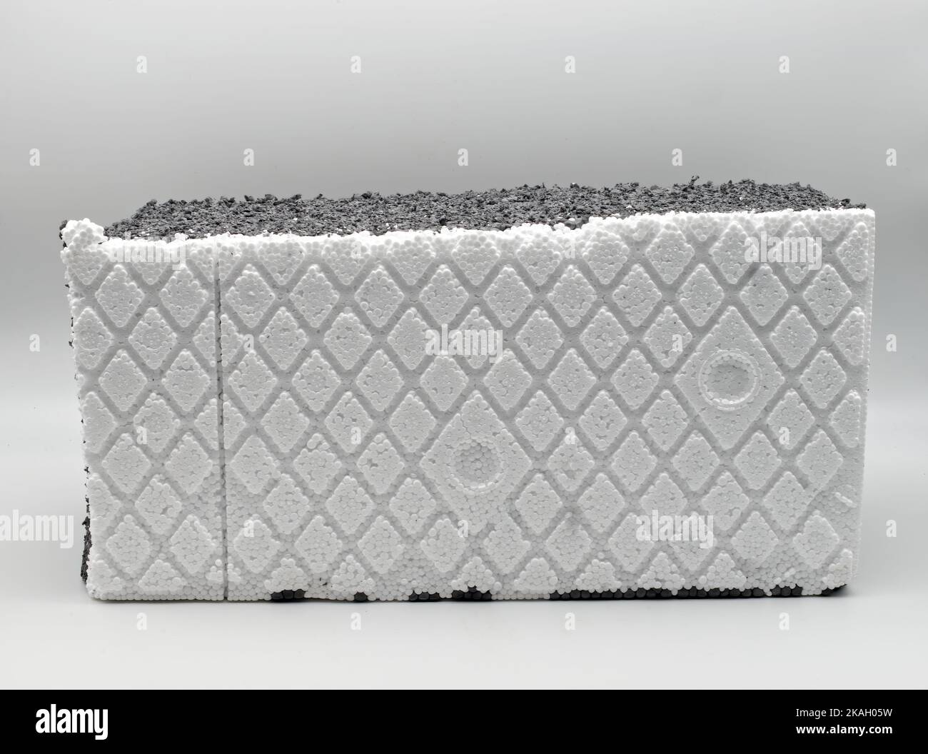 Isolierplatten aus geschäumtem Polystyrol, isoliert auf weißem Hintergrund. Energieeffizienzkonzept. Stockfoto