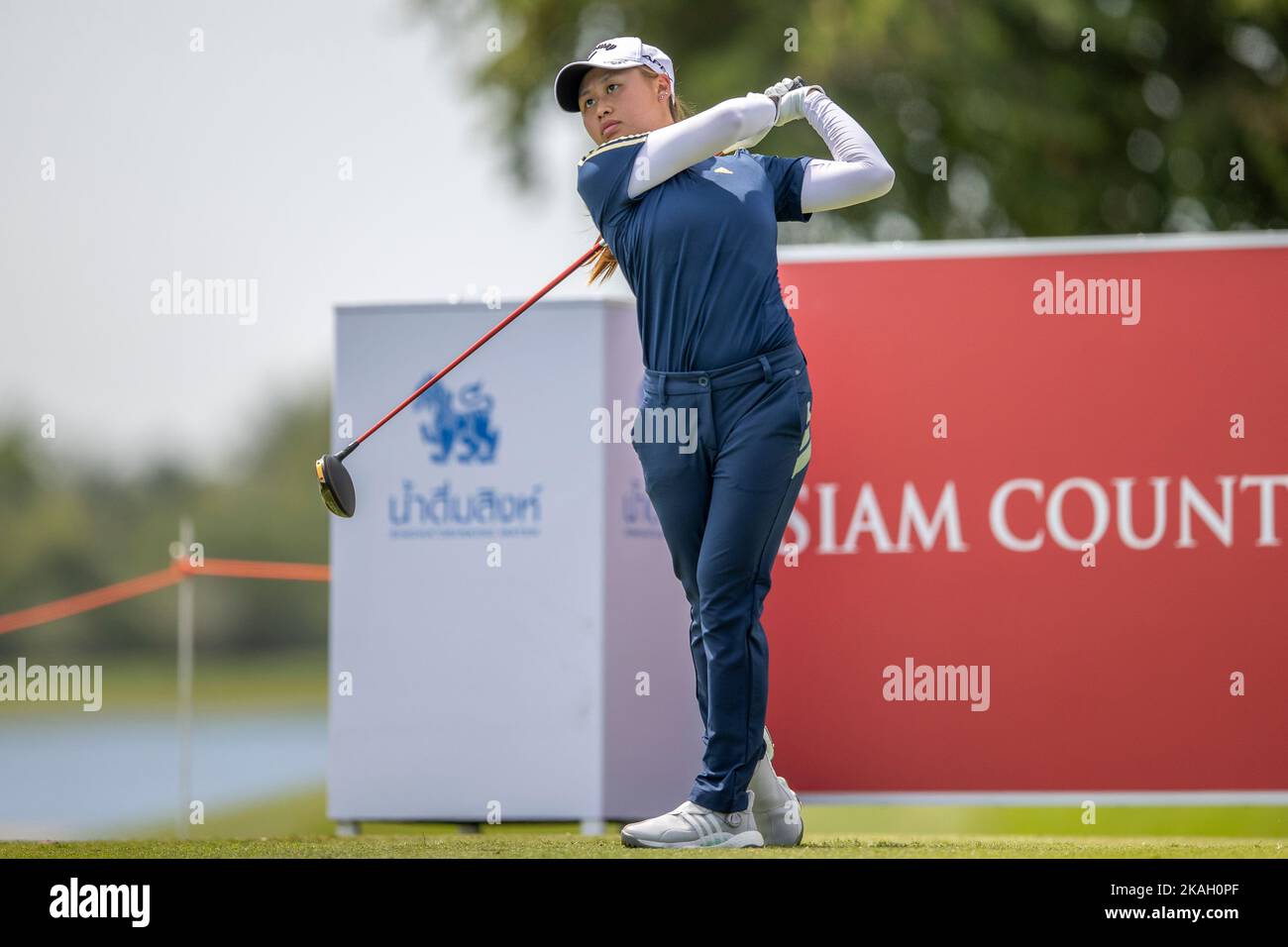 CHONBURI, THAILAND - 3. NOVEMBER: Jeneath Wong aus Malaysia auf Loch 9 während der ersten Runde bei der Asian Women Amateur Asia-Pacific Championship 2022 im Siam Country Club, Waterside am 3. November 2022 in CHONBURI, THAILAND (Foto von Peter van der Klooster/Alamy Live News) Stockfoto