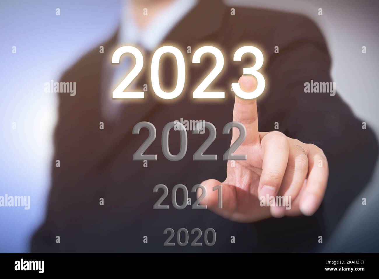 Der Finger des Geschäftsmannes zeigt auf 2023. Geschäftskonzept für das neue Jahr. Stockfoto