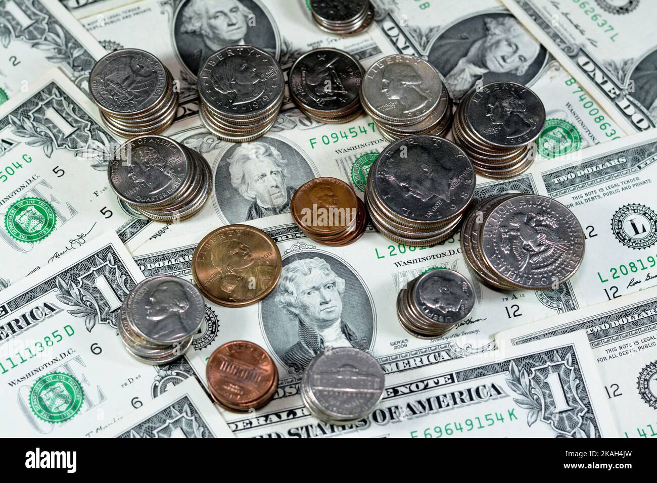 Vintage Retro alten amerikanischen Geld Hintergrund, US-Dollar-Banknoten und Stapel von amerikanischen Münzen von 1 Cent, 5, 10, 25 Quartal, 50 ce Stockfoto