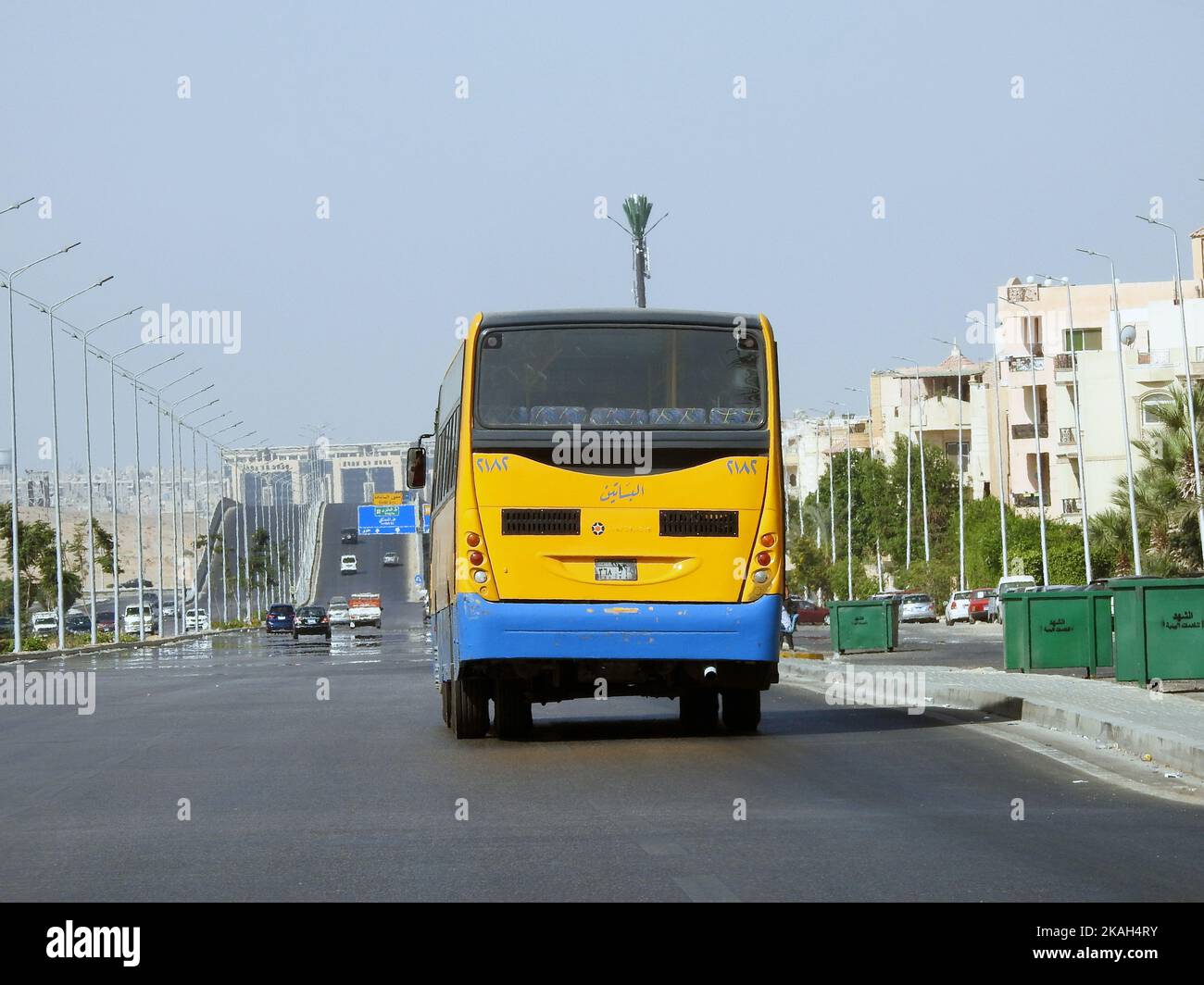 Kairo, Ägypten, September 23 2022: Ein öffentlicher Nahverkehr ägyptischen Bus auf einer Autobahn, selektive Fokus eines öffentlichen Nahverkehrs eine Ebene Touring Passagiere Stockfoto