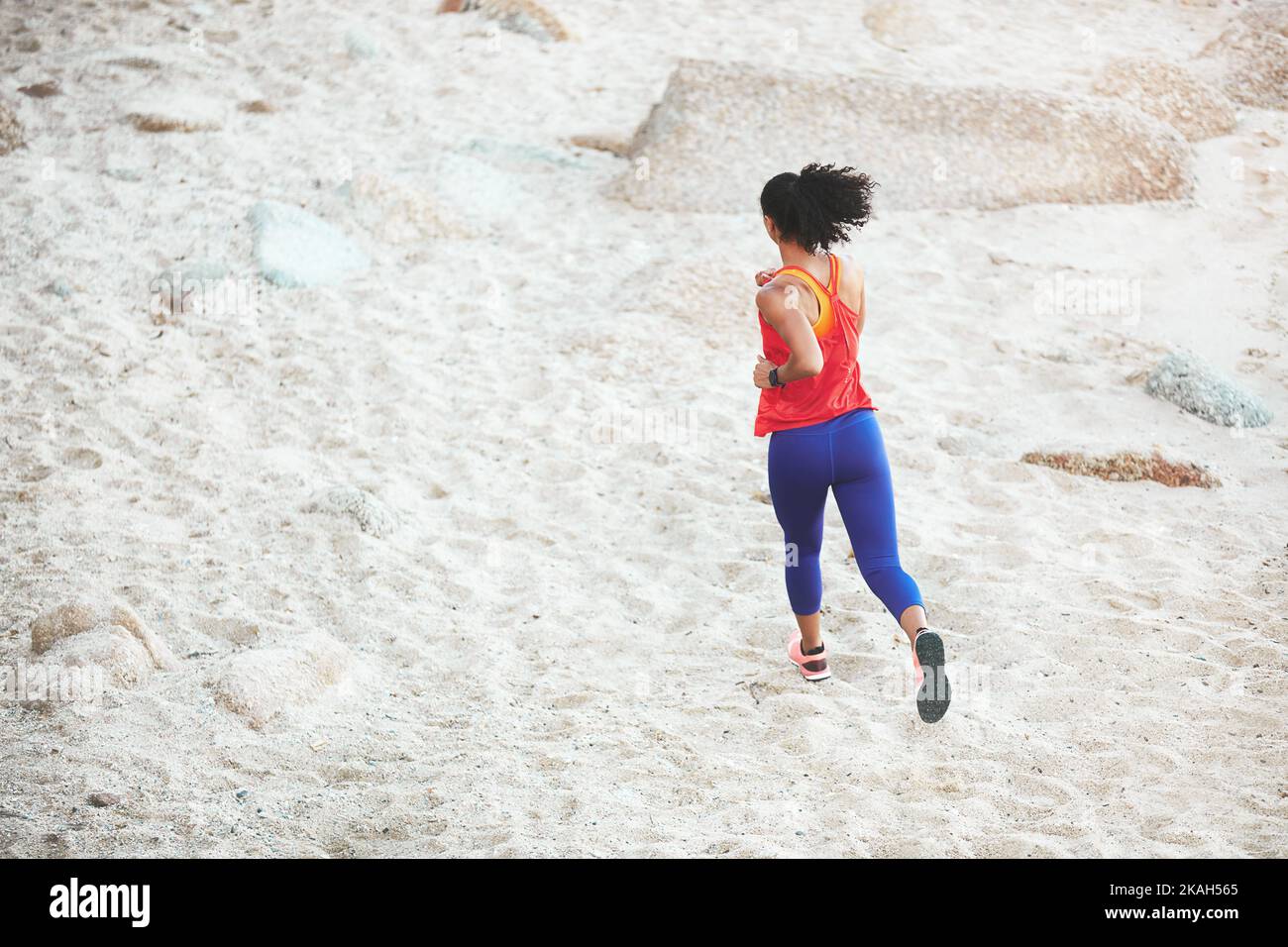 Ich werde härter laufen als meine Mascara. Eine sportliche junge Frau am Strand für ihren morgendlichen Lauf. Stockfoto