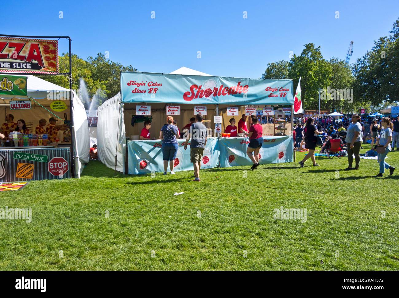 Shortcake-Stand und andere Imbissstände beim Bite of Seattle Festival 2019. Stockfoto