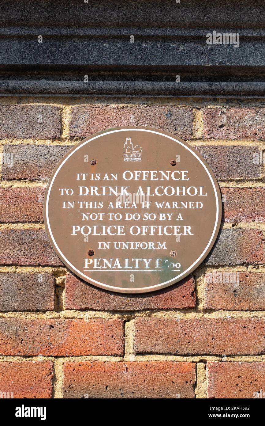„Es ist eine Straftat, Alkohol in dieser Gegend zu trinken, wenn ein Polizeibeamter in Uniform davor gewarnt wird“ Schild am Ostbahnhof, Canterbury, Kent UK Stockfoto