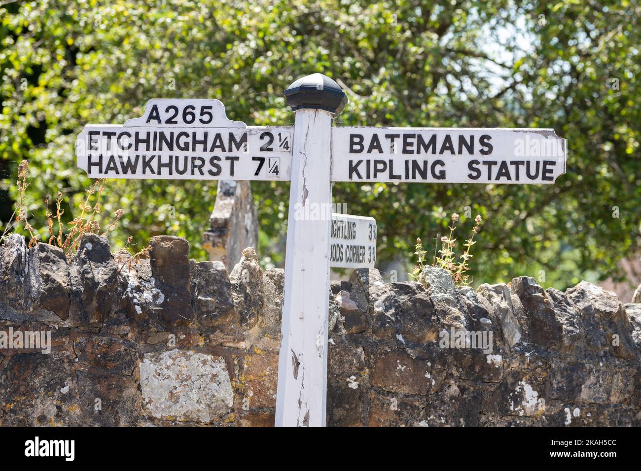 Straßenschild im Dorf Burwash, das auf die Batemans- und Kipling-Statue zeigt, East Sussex, England, Großbritannien Stockfoto