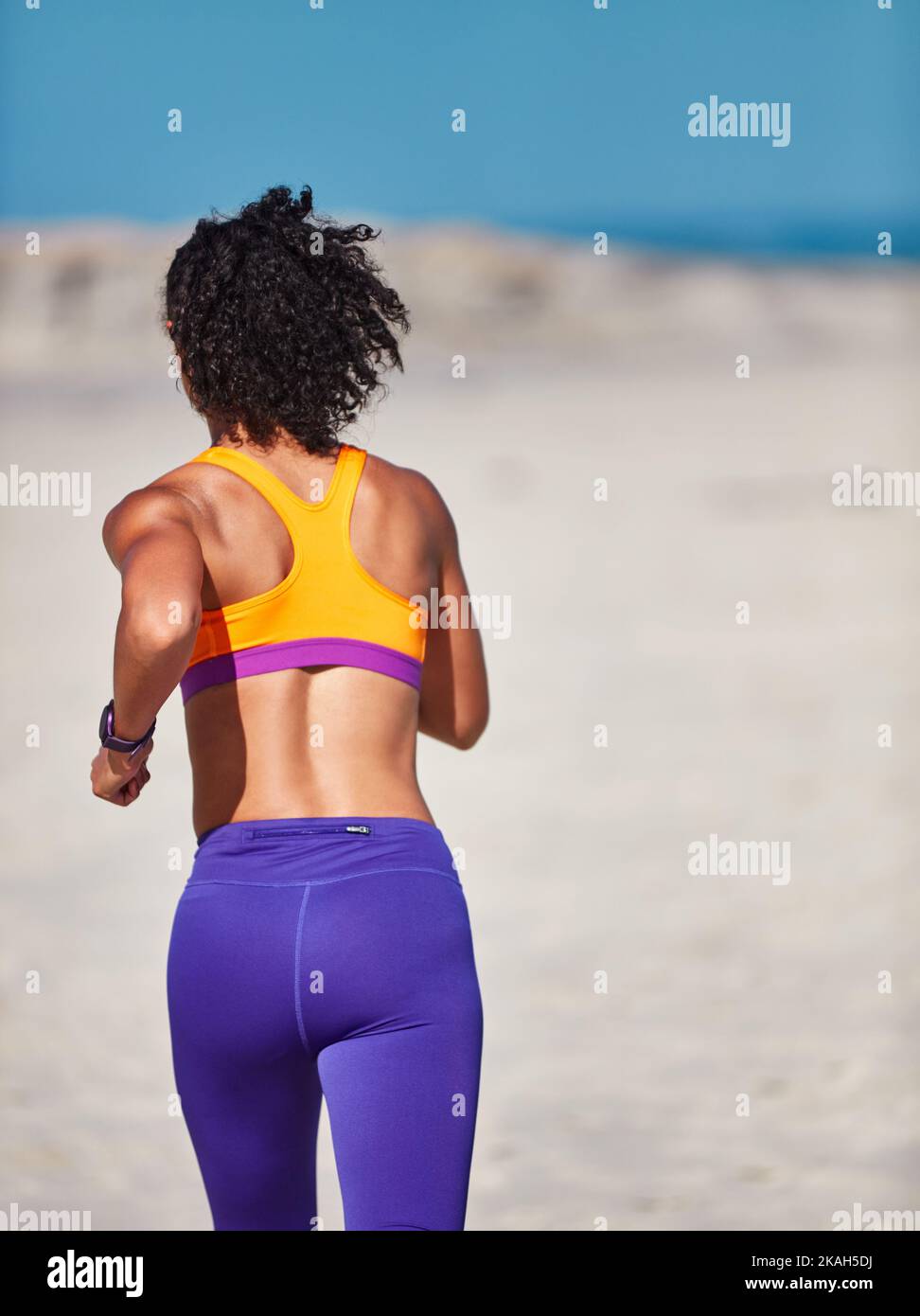 Laufen ist eines der besten Gefühle der Welt. Eine sportliche junge Frau am Strand für ihren morgendlichen Lauf. Stockfoto