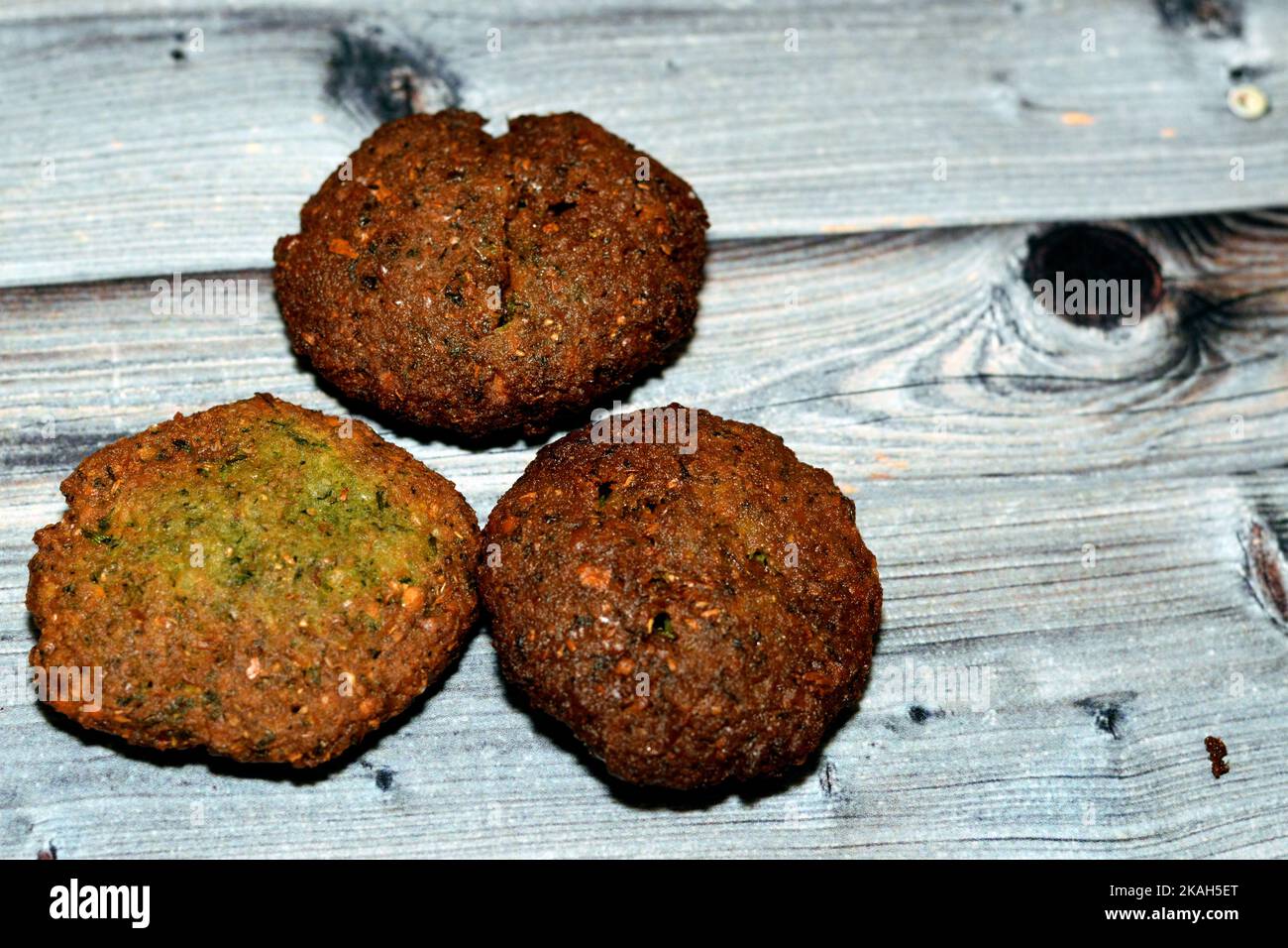 Traditionelle ägyptische frittierte Falafelkugeln, grüner Burger, aus ...