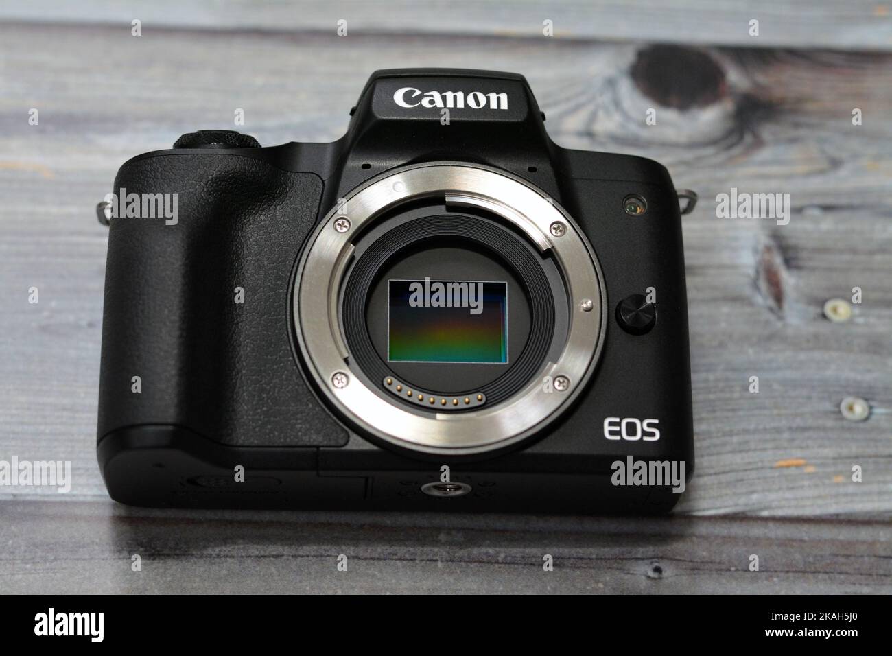 Kairo, Ägypten, September 24 2022: Canon EOS M50 Gehäuse, 24,1 MP, 4K, spiegellose Digitalkamera, schwarz, Mit verschiedenen Aufnahmemodi und Bildstilen Stockfoto
