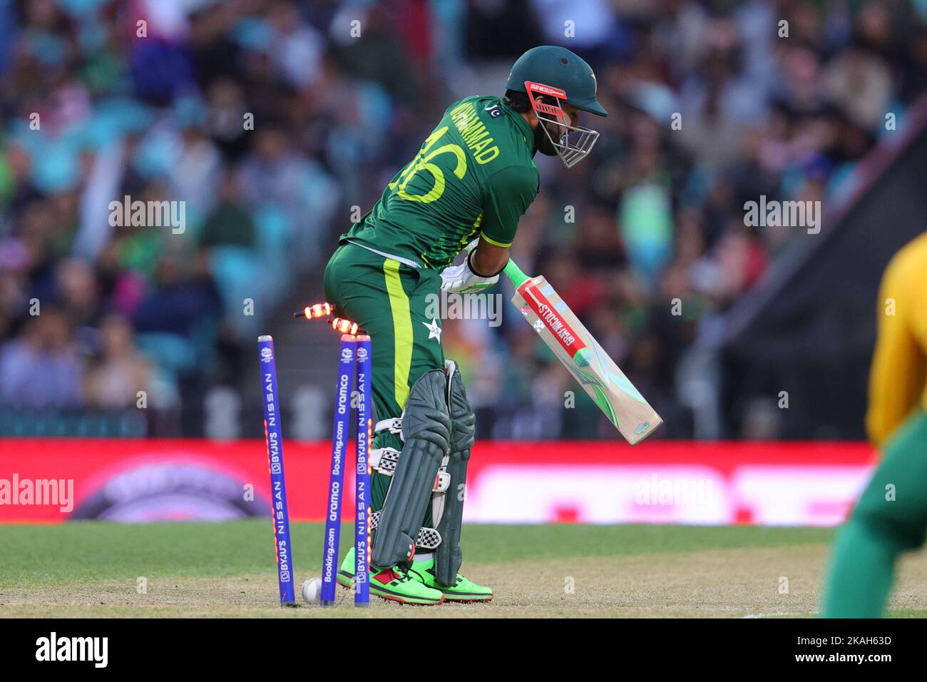 Sydney, Australien. 03.. November 2022. Muhammad Rizwan aus Pakistan wird vom Südafrikaner Wayne Parnell beim ICC-WM-Spiel der Herren T20 2022 zwischen Pakistan und Südafrika am 3. November 2022 auf dem Sydney Cricket Ground, Sydney, Australien, angeführt. Foto von Peter Dovgan. Nur zur redaktionellen Verwendung, Lizenz für kommerzielle Nutzung erforderlich. Keine Verwendung bei Wetten, Spielen oder Veröffentlichungen einzelner Clubs/Vereine/Spieler. Kredit: UK Sports Pics Ltd/Alamy Live Nachrichten Stockfoto