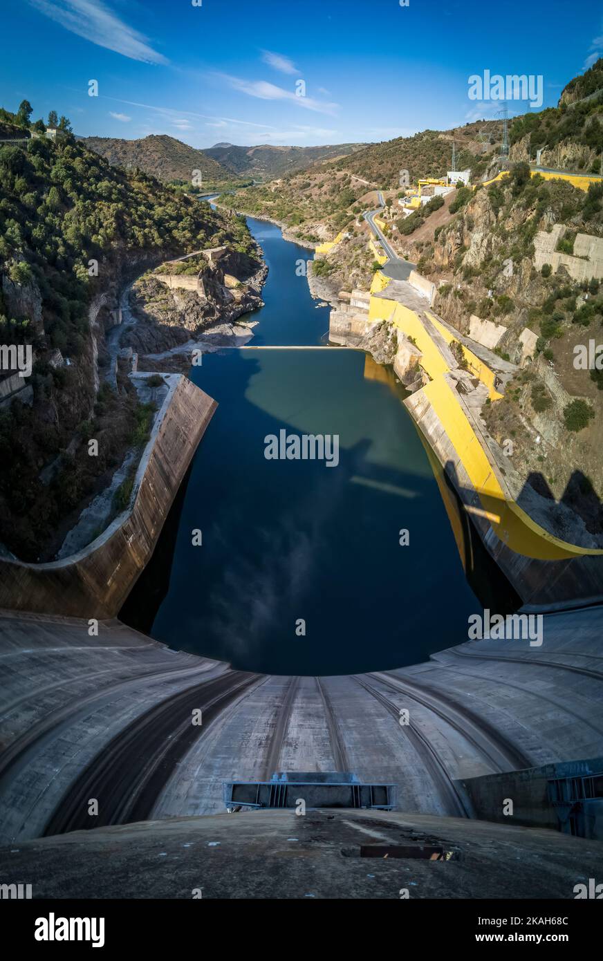 Draufsicht vertikale Zusammensetzung des hohen Staudamms Stockfoto