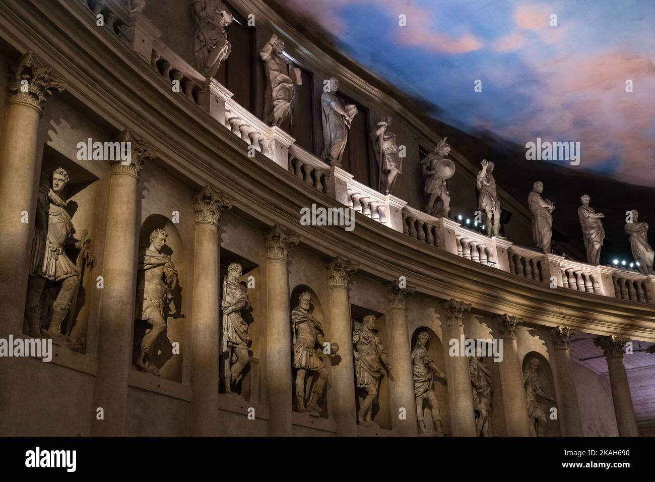 Olympisches Theater oder Teatro Olimpico Exedra mit Säuleninterieur in Vicenza, Italien, gestaltet von Andrea Palladio Stockfoto