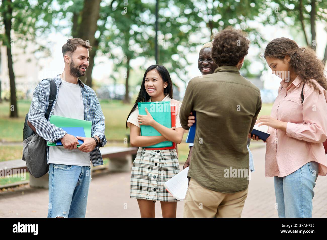 Gruppe von jungen Leuten, die im Park stehen und plaudern. Stockfoto
