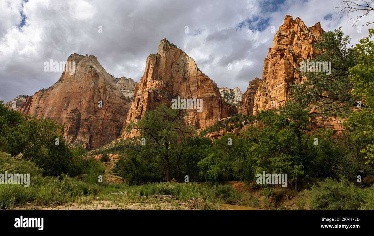 Der Court of the Patriarchs ist eine Gruppe von Sandsteinklippen im Zion National Park. Der Berg ist nach den biblischen Figuren Abrahams, Isaa, benannt Stockfoto