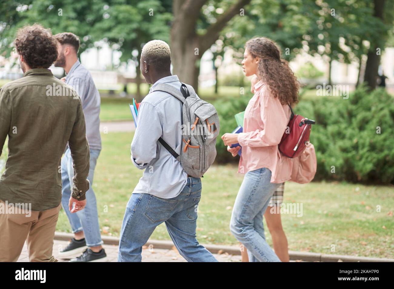 Gruppe von Studenten haben Spaß zu Fuß nach der Klasse . Stockfoto