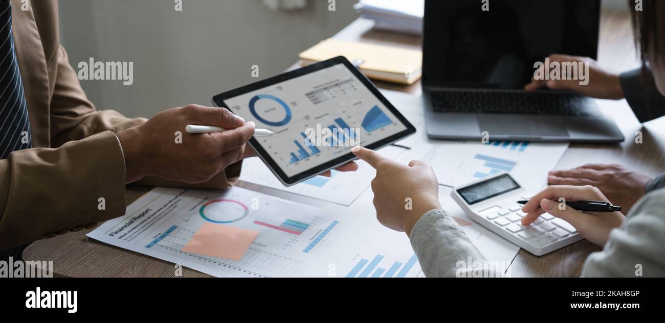 Geschäftsteam Brainstorming-Daten zielen auf finanzielle Ziele auf digitale Tablets und Papierkram Stockfoto