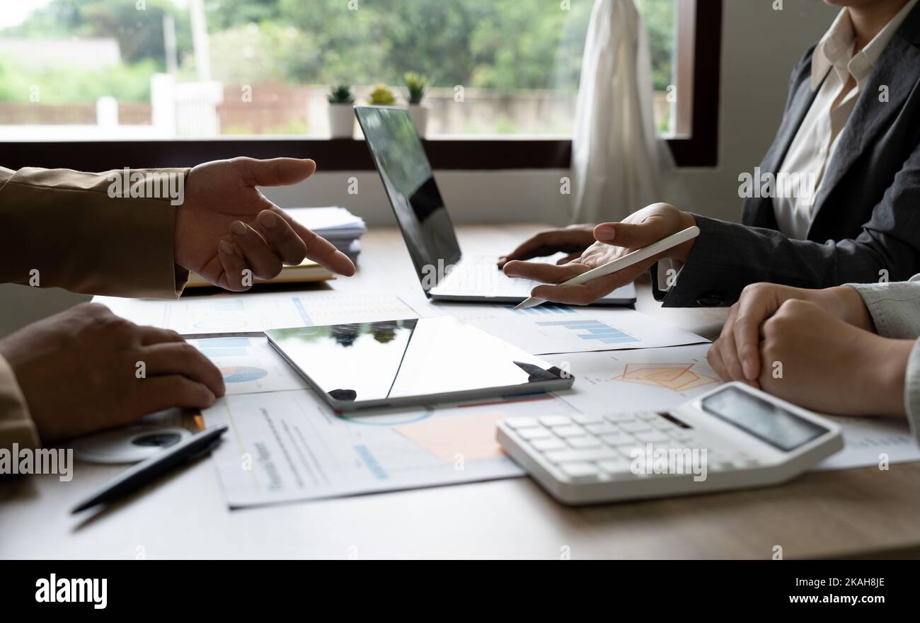Business Accounting Team Brainstorming Daten Ziel finanziellen auf Laptop-Rechner und Papierkram Stockfoto