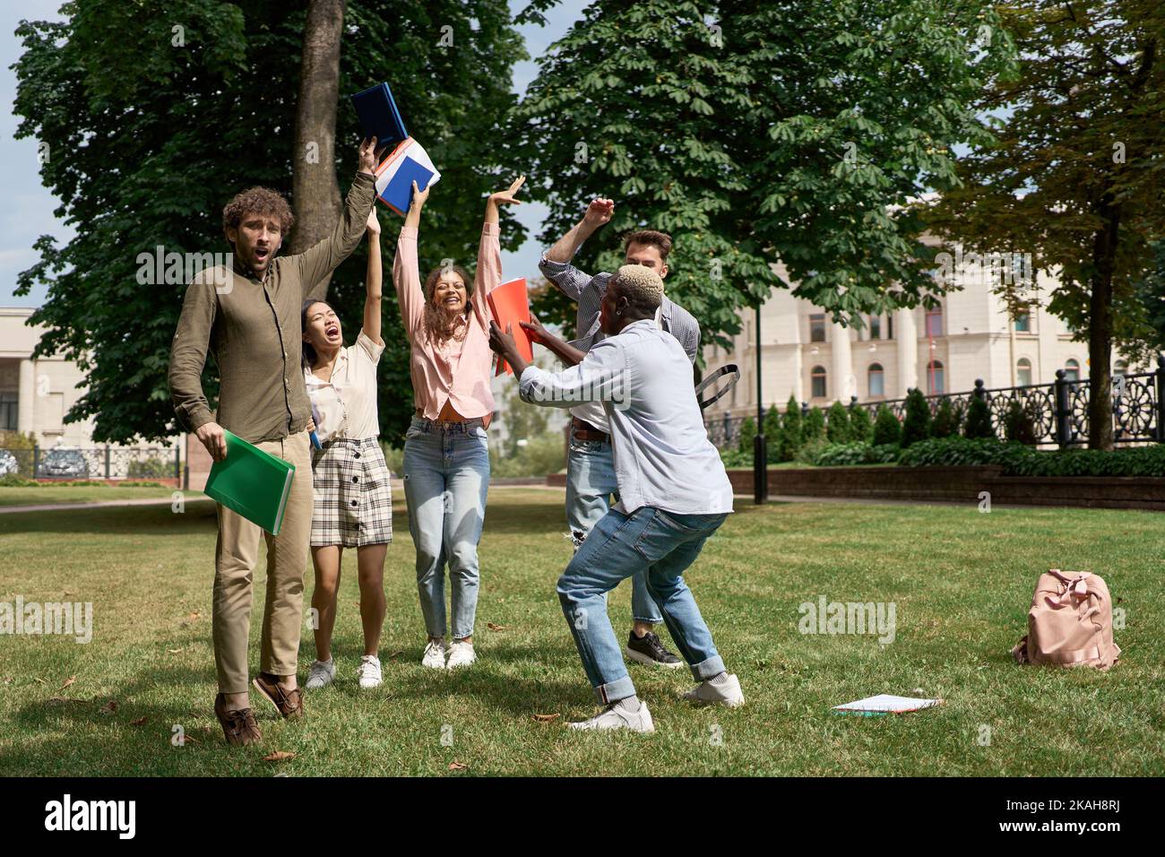 Freunde Studenten haben Spaß nach dem Bestehen der Prüfung . Stockfoto