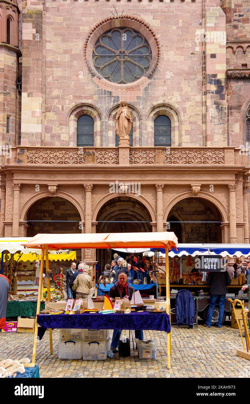 Marktszene des Freiburger Münster Markt auf dem Minsterplatz rund um das Münster in der historischen Altstadt von Freiburg im Breisgau, Deutschland. Stockfoto
