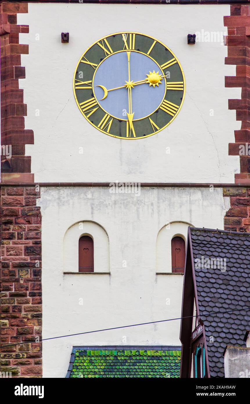 Alte historische Uhr am mittelalterlichen Schwäbischen Tor, historische Altstadt von Freiburg im Breisgau, Baden-Württemberg, Deutschland, Europa. Stockfoto