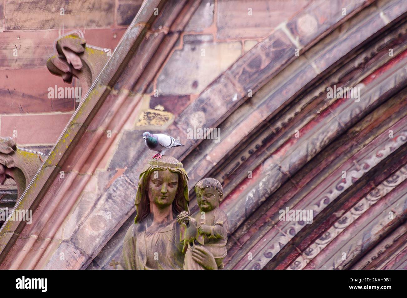 Skulptur der Mutter Maria mit dem Jesuskind vor dem Hauptportal des Freiburger Münster, auch Kathedrale unserer Lieben Frau, Freiburg, Deutschland. Stockfoto