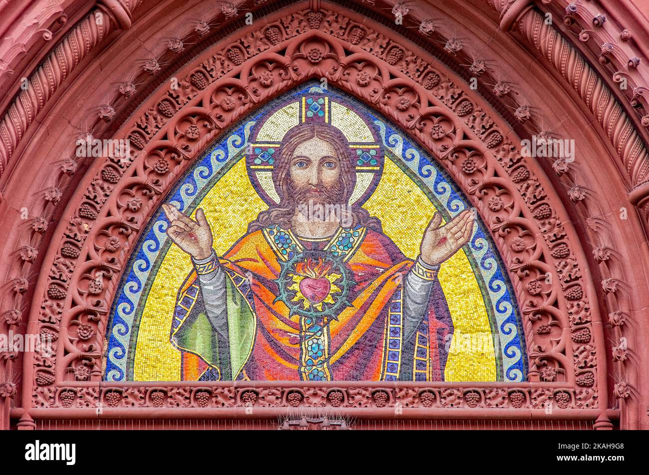 Mosaikdarstellung von Jesus Christus im Spitzbogen des Hauptportals der Herz-Jesu-Kirche in Freiburg im Breisgau, Deutschland. Stockfoto