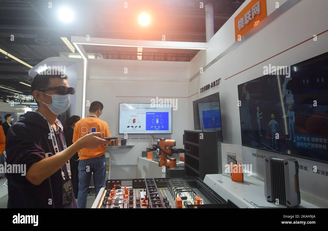 HANGZHOU, CHINA - 3. NOVEMBER 2022 - Mitarbeiter erleben auf der ...