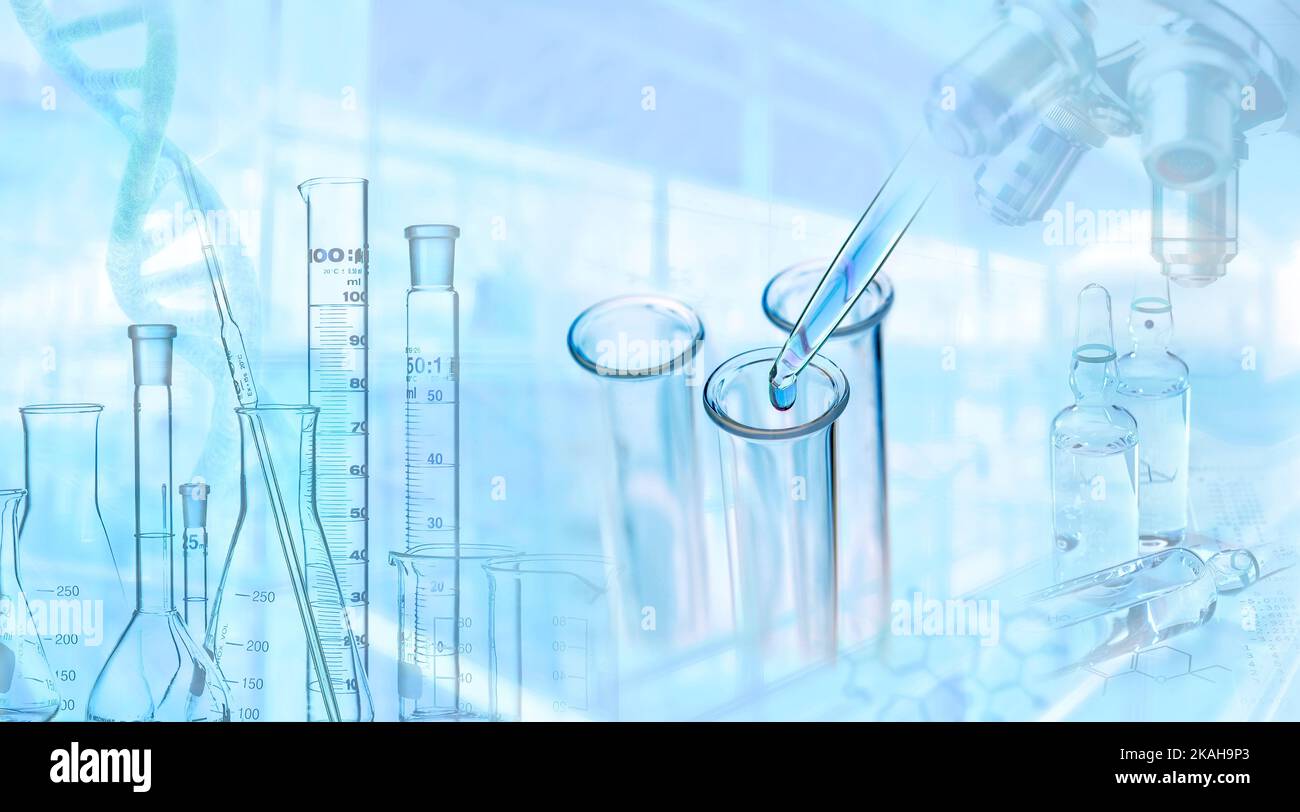 Forschung, Wissenschaft, Medizin im Labor mit Mikroskop, Pipette, Reagenzglas, Spritze, DNA und Formel Stockfoto