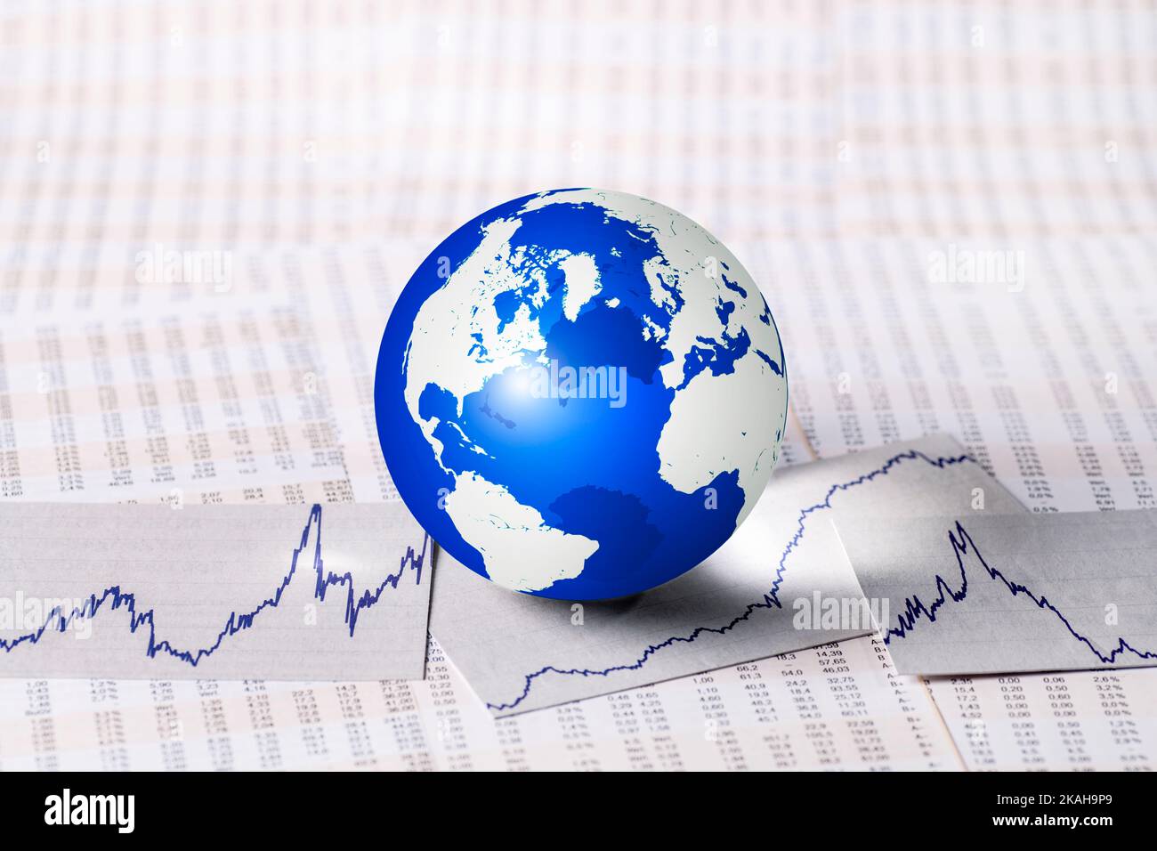 Globus mit Preistabellen und Kurven als Symbol für die Entwicklung der Märkte Stockfoto