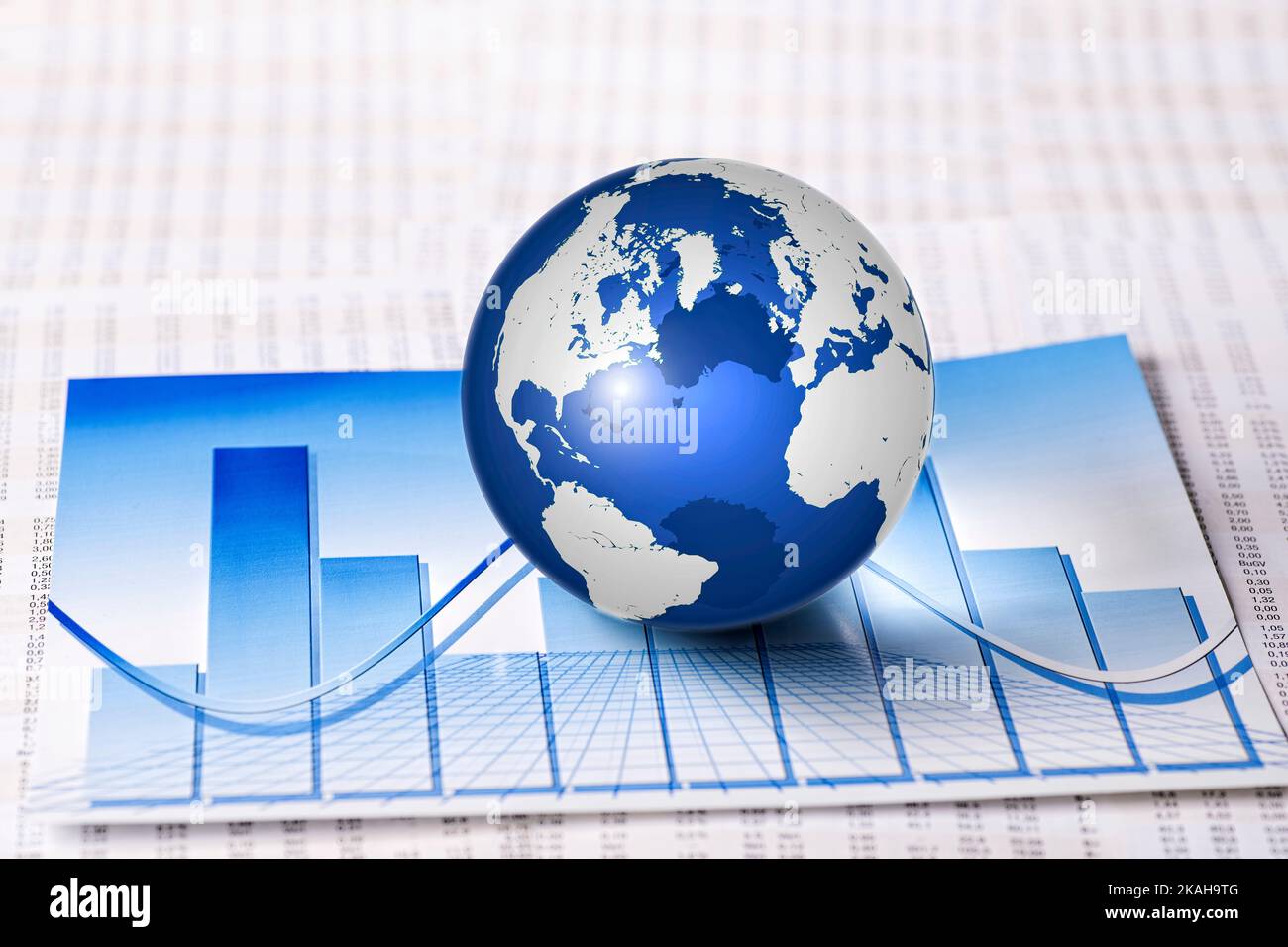 Globus mit Wechselkurstabellen und Balkendiagrammen, die die Entwicklung der Wirtschaft symbolisieren Stockfoto