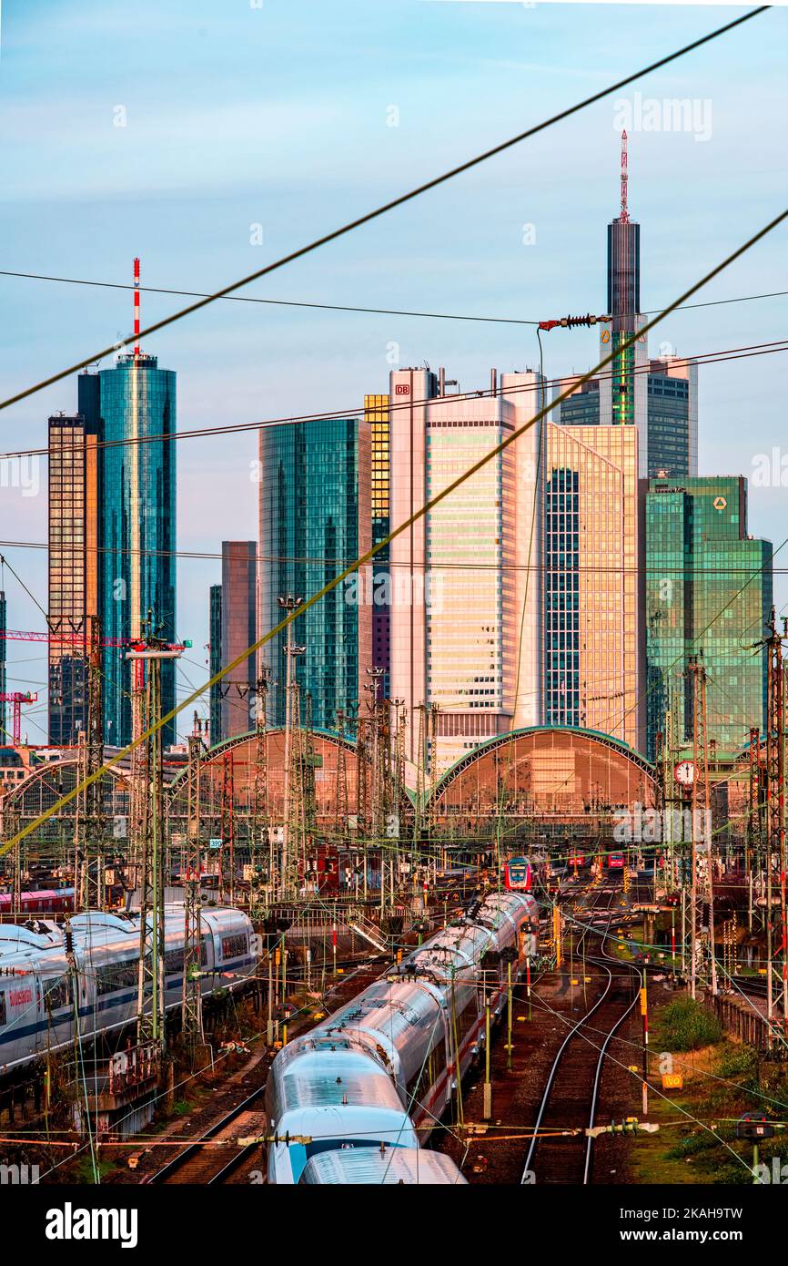 Frankfurter Hauptbahnhof mit Skyline im Sonnenlicht Stockfoto