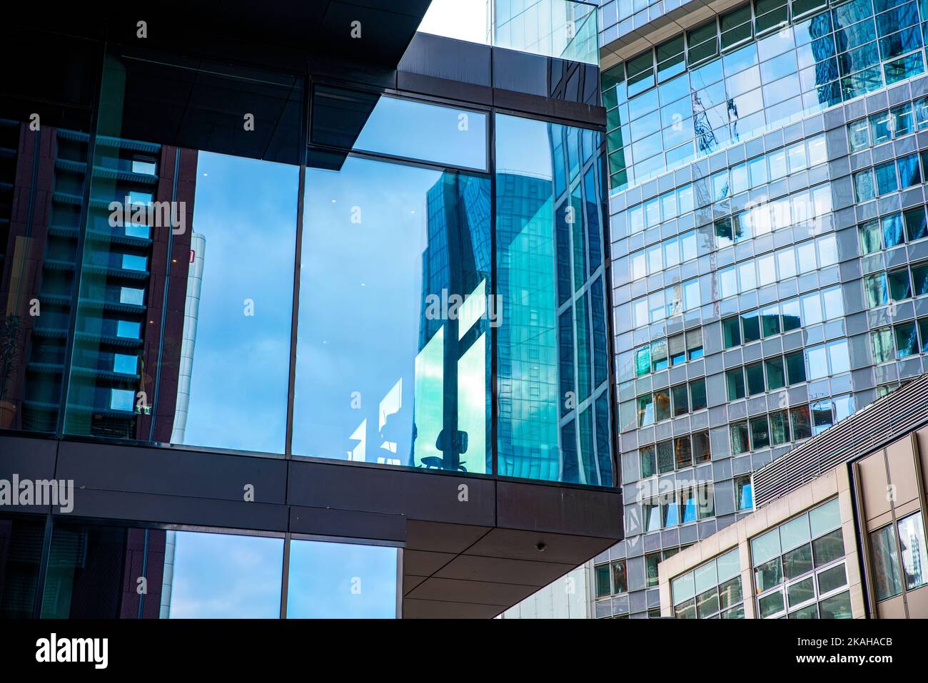 Detail der Glasfassade eines Bürogebäudes im Zentrum von Frankfurt am Main Stockfoto