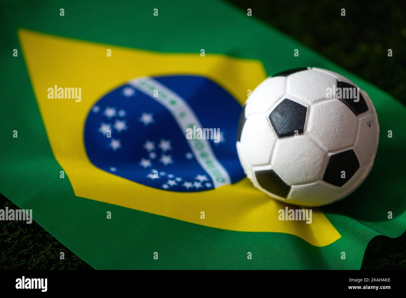 Brasilianische Fußballnationalmannschaft. Nationalflagge auf grünem Gras  und Fußball. Fußball-Wallpaper für Meisterschaft und Turnier im Jahr 2022.  Internationale Welt Stockfotografie - Alamy