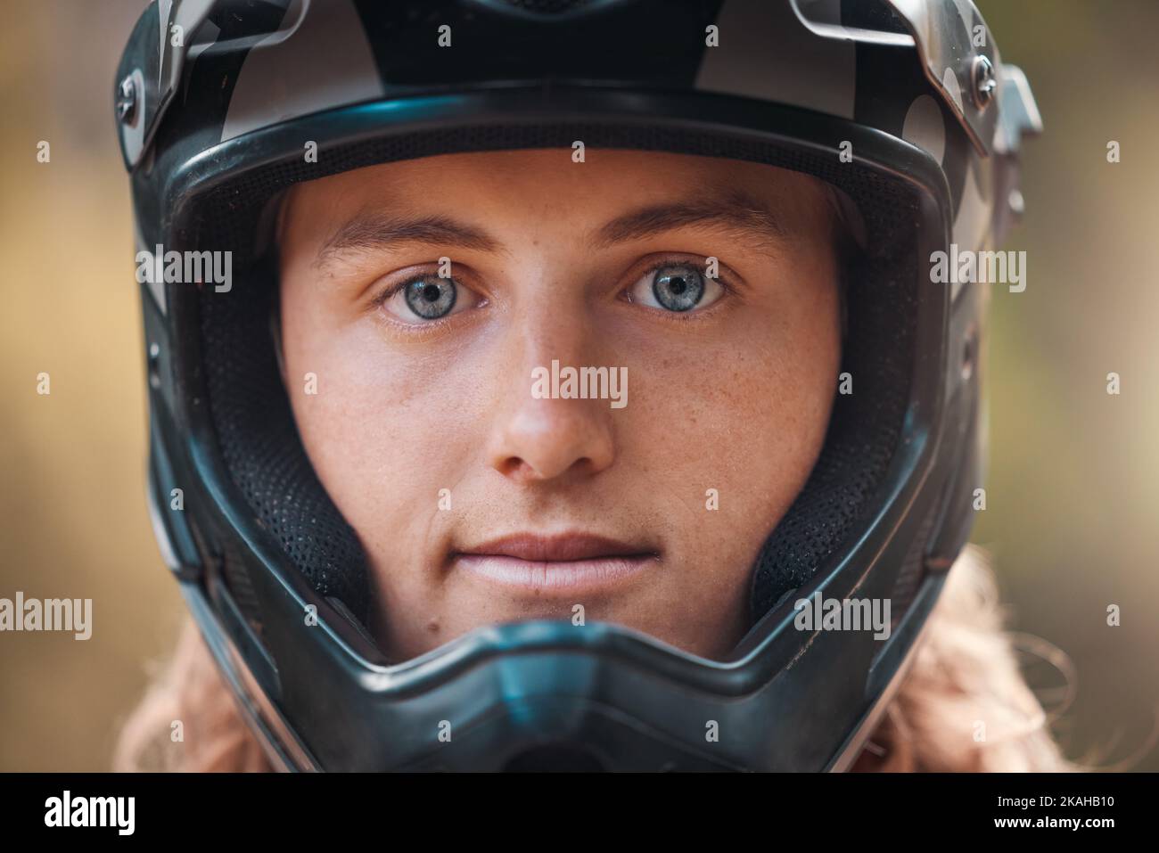 Biker. Helm und Porträt eines Mannes mit einem Lächeln beim Reiten oder Sporttraining im Freien in der Natur. Abenteuer, Sport und Gesicht des Radfahrers aus Stockfoto