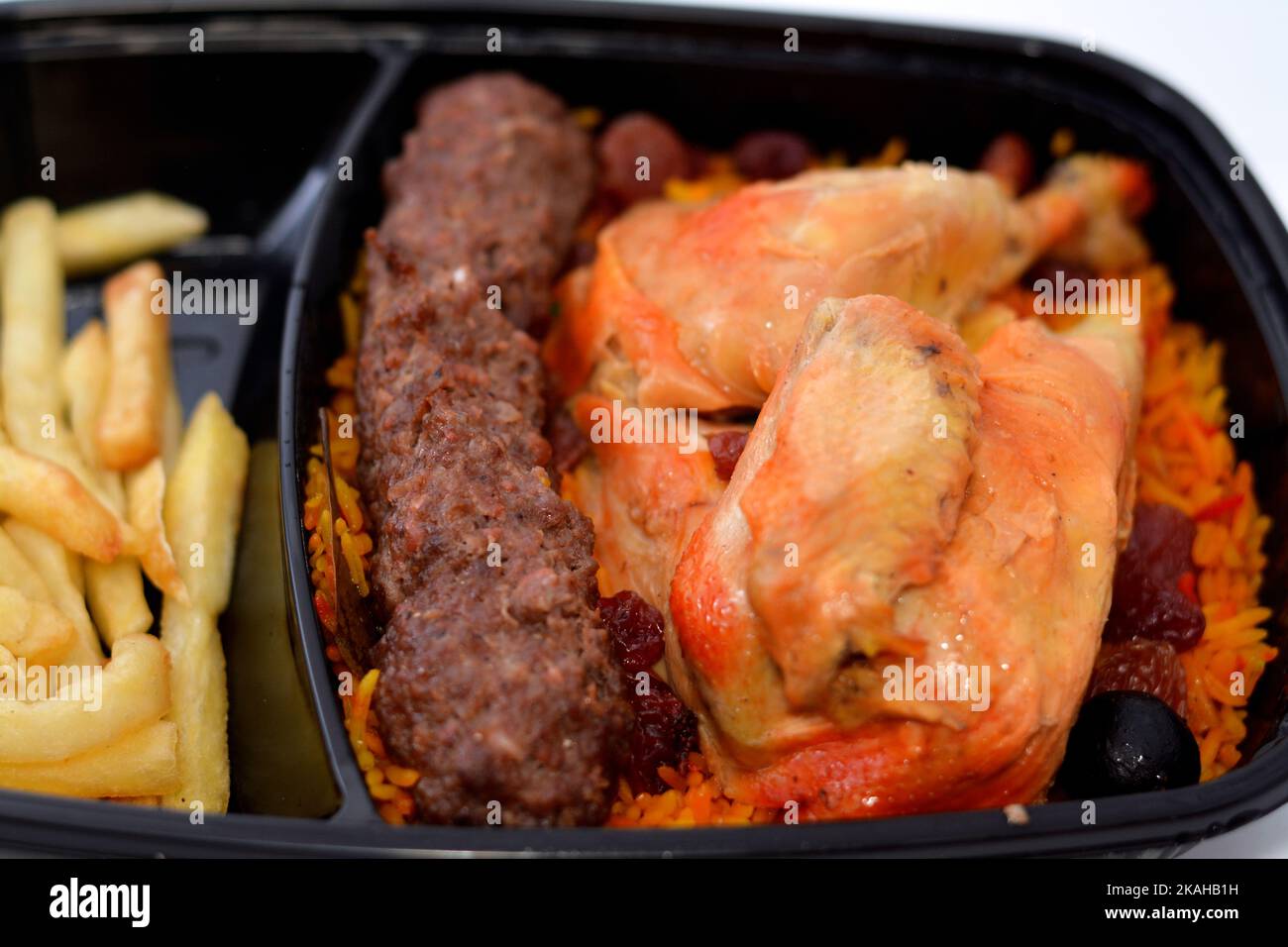 Huhn-Mandi mit langem Basmati-Reis und pommes frites, Rindfleisch gegrilltes Kofta mit Tomaten-Dakos-Sauce serviert, selektive Fokus des Jemen Rezept von Ma Stockfoto