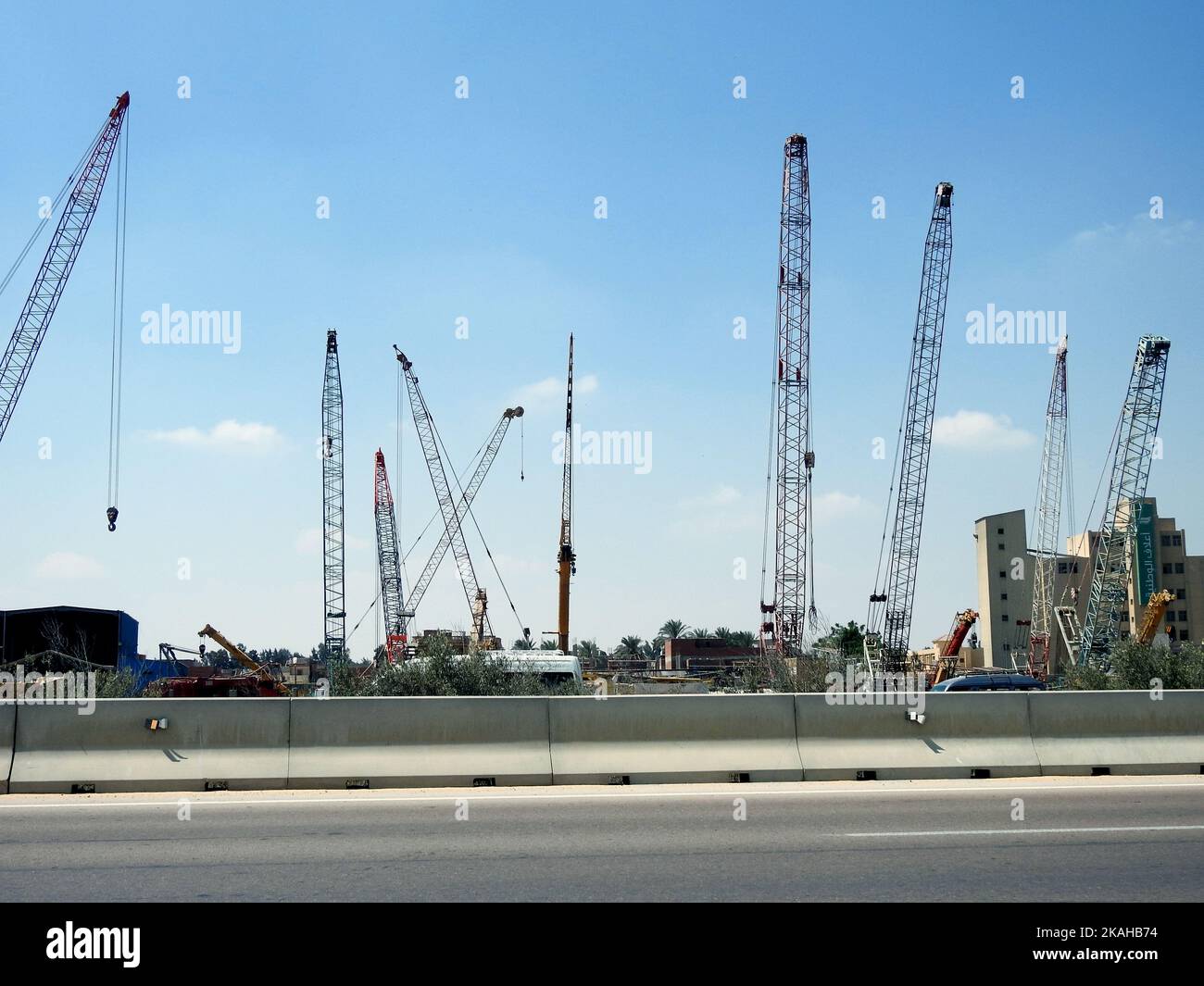 Alexandria, Ägypten, September 9 2022: Viele Brückenkrane auf dem Gelände der Geflügelhuhnfarm und Fabrik für Produkte, die effizient und conveni Stockfoto