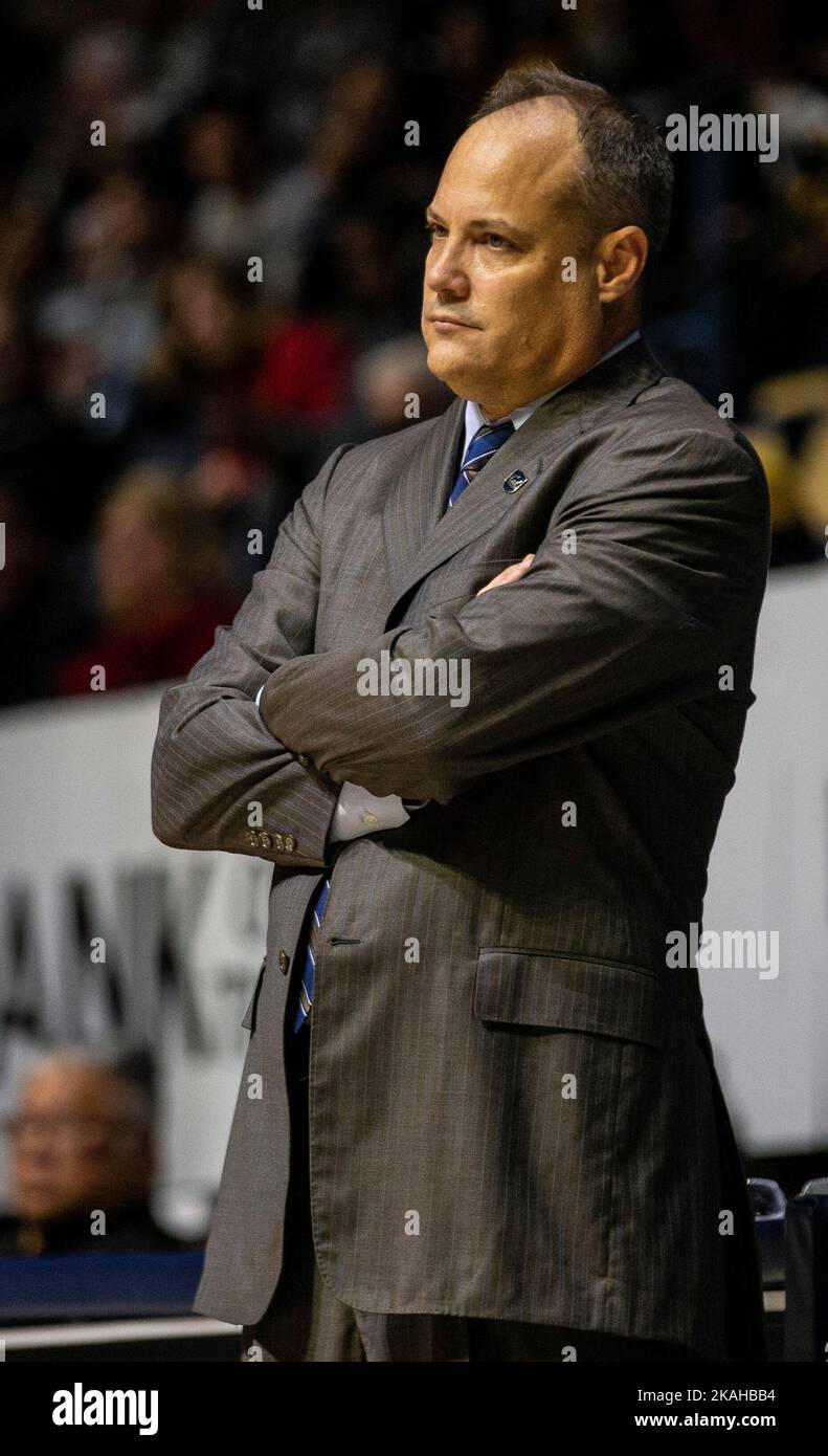 November 02 2022 Berkeley, CA U.S.A. Kalifornien-Cheftrainer Mark Fox schaut während des NCAA Männer-Basketballspiels zwischen Chico State Wildcats und den California Golden Bears über sein Vergehen. Kalifornien schlug Chico State 62-55 im Hass Pavilion Berkeley Calif. Thurman James / CSM Stockfoto