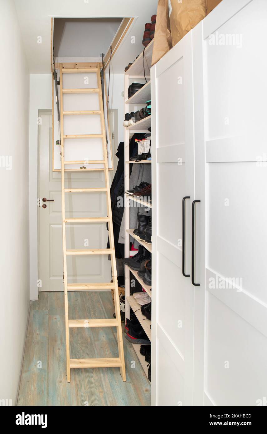 Holzdecke nach unten ziehen Dachboden Klapptreppe in kleinen minimalistischen Flur Korridor, platzsparend in Home-Konzept. Stockfoto