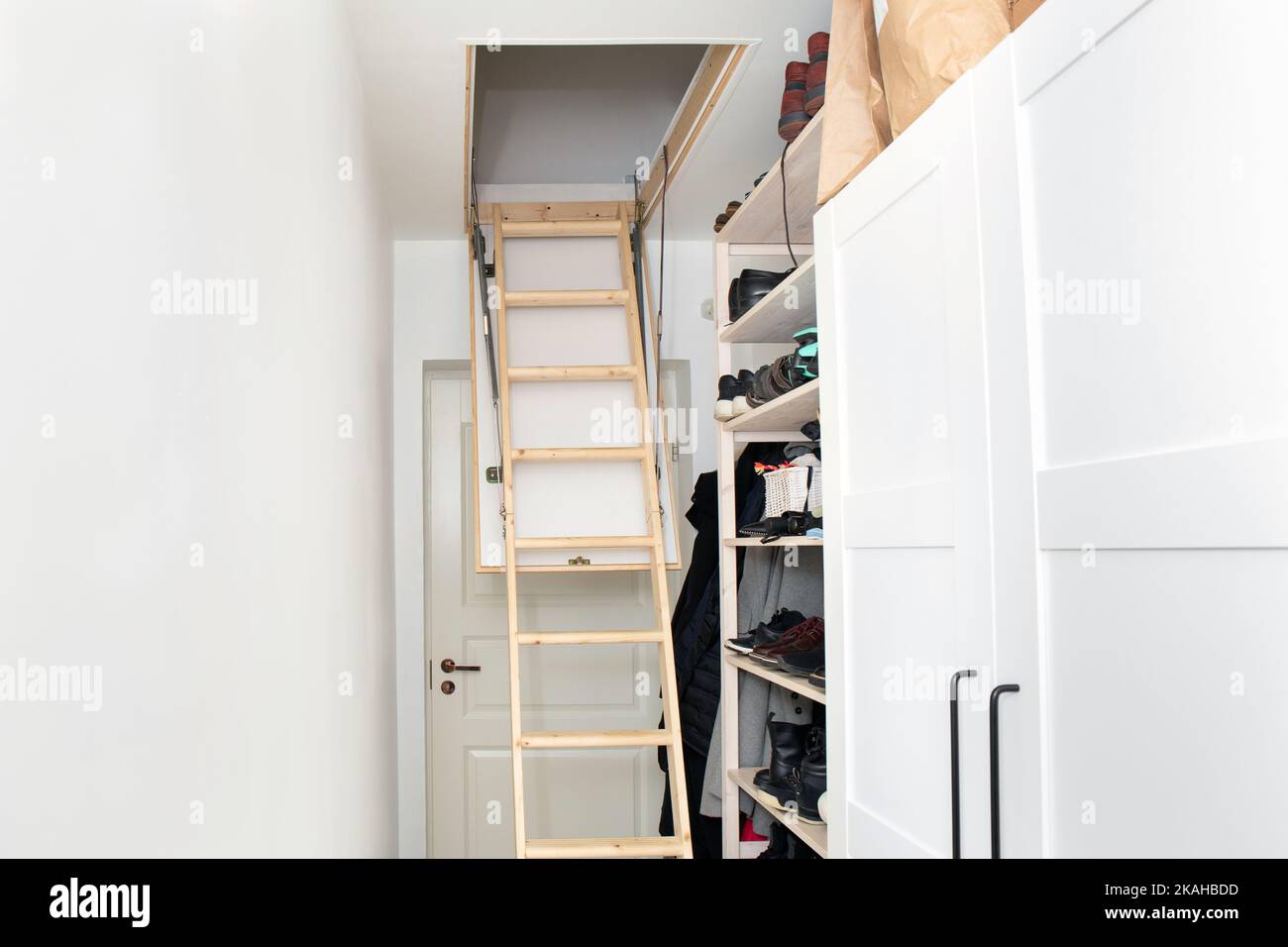 Holzdecke nach unten ziehen Dachboden Klapptreppe in kleinen minimalistischen Flur Korridor, platzsparend in Home-Konzept. Stockfoto