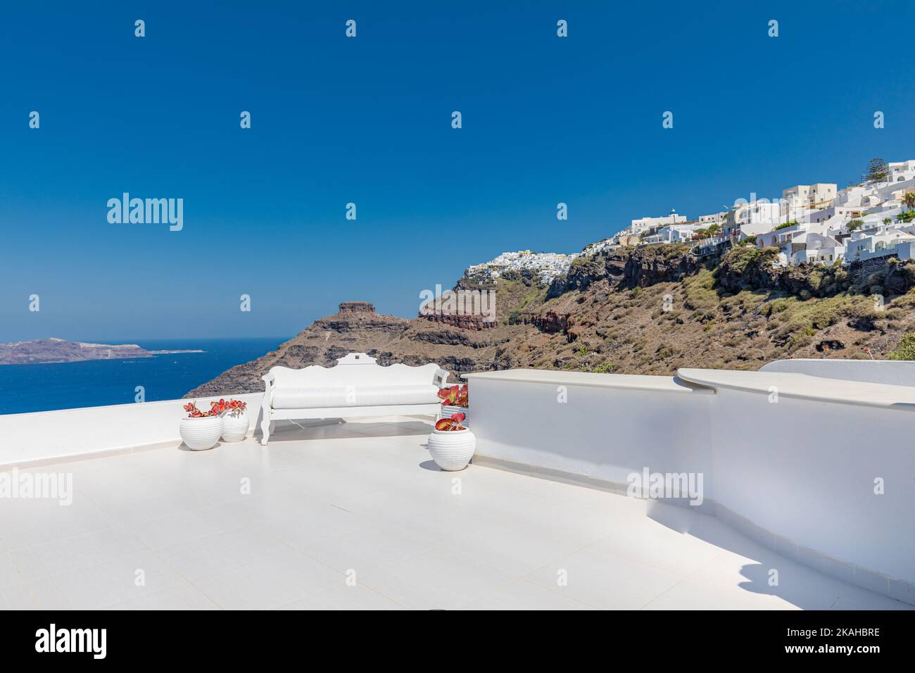Wunderschöne Landschaft auf der Santorini-Terrasse, weiße Architektur mit sonnigem Blick auf die Caldera. Berühmtes Touristenhotel Resort, Reise Urlaubsziel Stockfoto